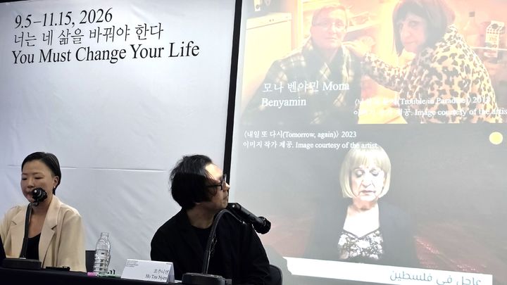 [사진=박현주 미술전문기자]4일 최경화 광주비엔날레 공동 감독이 전시 설명을 하고 있다. 2026.09.04. hyun@newsis.com *재판매 및 DB 금지