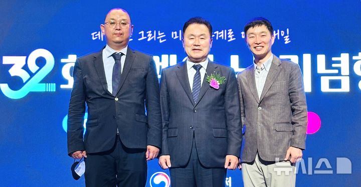 [포항=뉴시스] ‘제3회 대한민국 통계 연구자상 시상식에서 진익훈(사진 왼쪽부터) 연세대 교수, 강기훈 한국통계학회장(한국외대 총장), 포스텍 채민우 교수가 기념 촬영하고 있다. (사진=포스텍 제공) 2026.09.04. photo@newsis.com
