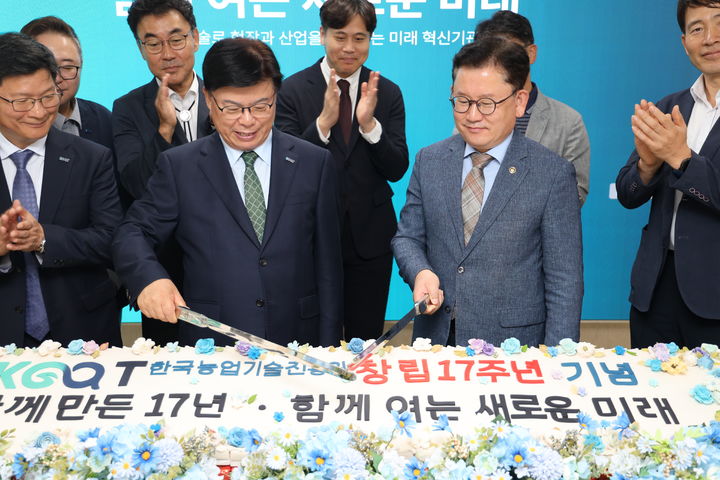 [세종=뉴시스] 기념 케이크를 자르는 이승돈 농촌진흥청장과 이석형 한국농업기술진흥원장. (사진=농진원 제공) 2026.09.04. photo@newsis.com *재판매 및 DB 금지