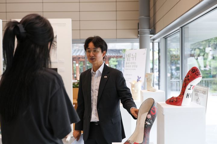 [서울=뉴시스]노원구청 1층에서 진행중인 청년 도자공예전 볕뉘 전시에서 서준오 노원구청장이 청년작가들과 작품 설명을 듣고 있다. (사진=노원구 제공) 2026.09.04. photo@newsis.com *재판매 및 DB 금지