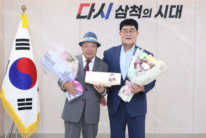 4일 박상수(오른쪽) 삼척시장이 집무실에서 홍수환 전 복싱 세계챔피언을 삼척시 홍보대사로 위촉하고 위촉패를 수여하고 있다.(사진=삼척시 제공) *재판매 및 DB 금지