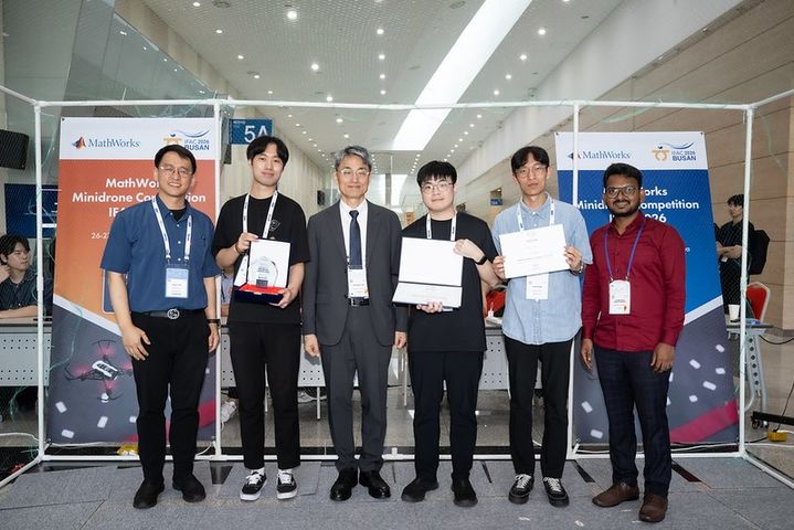 [서울=뉴시스] 서울시립대 학생팀과 관계자들이 '매스웍스 미니드론 자율비행 경진대회' 시상식 후 기념촬영을 하고 있다. (사진=서울시립대 제공) 2026.09.04. photo@newsis.com *재판매 및 DB 금지