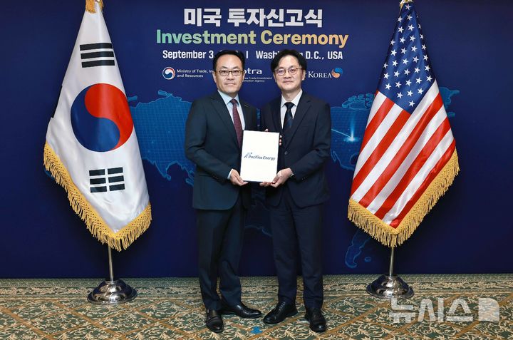 [전남광주=뉴시스] 퍼시피코에너지는 3일(현지 시각) 미국 워싱턴 D.C.에서 열린 '미국 투자신고식'에서 만호해상풍력(990MW)과 진도바람해상풍력(1.8GW)에 대한 투자 계획을 확정하고, 산업통상부에 조(兆) 단위 해상풍력 투자를 신고했다. 사진은 김정관 산업통상부 장관(오른쪽)과 최승호 퍼시피코 에너지 글로벌 해상풍력 총괄 겸 한국 대표. (사진=퍼시피코에너지 제공) photo@newsis.com *재판매 및 DB 금지