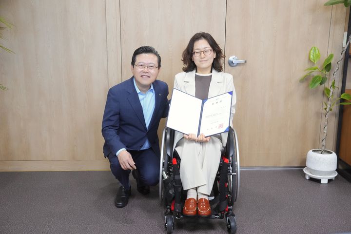 [천안=뉴시스] 장기수 천안시장(왼쪽)이 4일 사회복지분야 이연경 정책보좌관을 임명했다. (사진=천안시 제공) 2026.09.04 photo@newsis.com *재판매 및 DB 금지