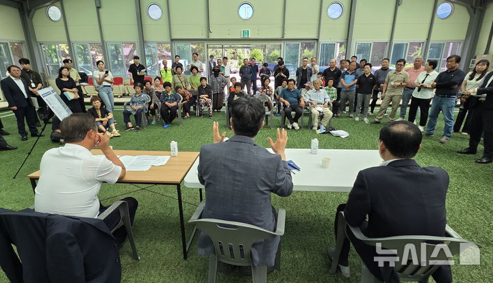 [정읍=뉴시스] 김종효 기자 = 4일 이원택 전북도지사가 정읍시 제1일반산업단지 화력발전소 건설을 반대하고 있는 마을 찾아 주민들에게 전북자치도의 입장과 향후 대응책을 설명하고 있다. 2026.09.04. kjh6685@newsis.com