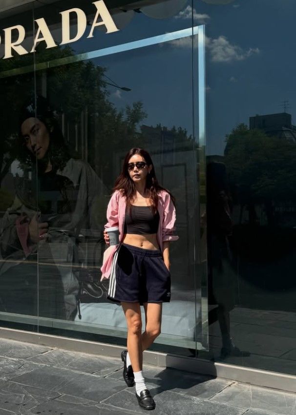 [서울=뉴시스] 배우 채정안이 11자 복근이 드러나는 과감한 패션을 선보였다. (사진=채정안 인스타그램 캡처)
