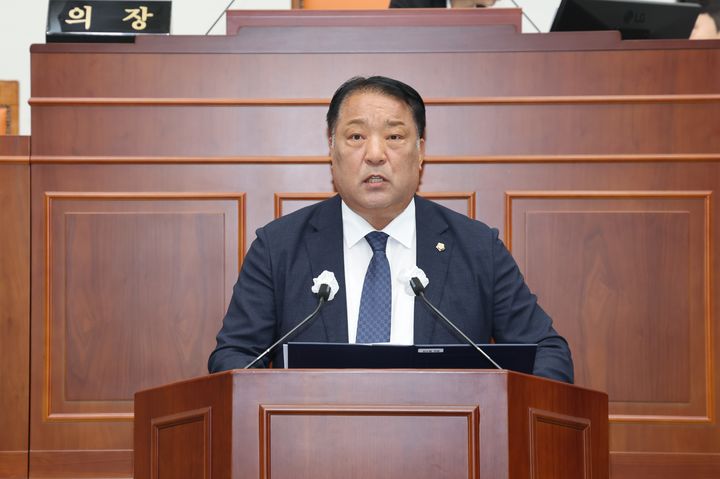 [구례=뉴시스] 구례군의회 김수철 의원이 4일 본회의장에서 5분발언을 통해 초고압 송전선로 건설계획에 따른 군민 피해 대책을 촉구하고 있다. (사진=김수철 제공) 2026.09.04. photo@newsis.com *재판매 및 DB 금지