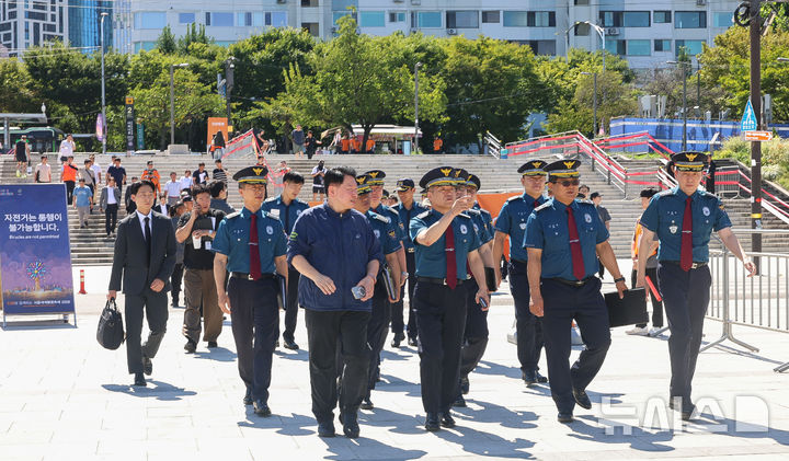 [서울=뉴시스]김종철 경찰청장 직무대행이 4일 서울 여의도 불꽃축제 현장을 찾아 인파 안전관리 대책을 점검하고 있다.(사진=경찰청 제공) 2026.09.04 photo@newsis.com