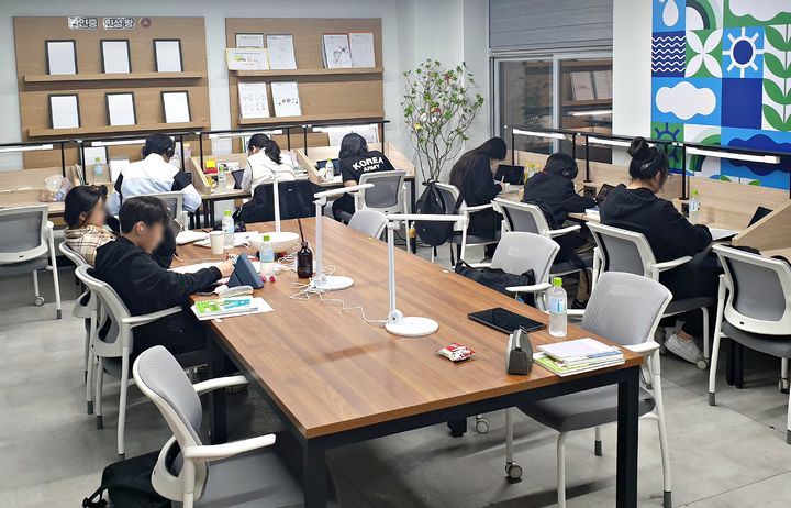 [수원=뉴시스] 경기 포천시 관인 EBS 자기주도학습센터에서 학생들이 각자 학습을 하고 있다. (사진=경기도교육청 제공) 2026.09.04. photo@newsis.com *재판매 및 DB 금지