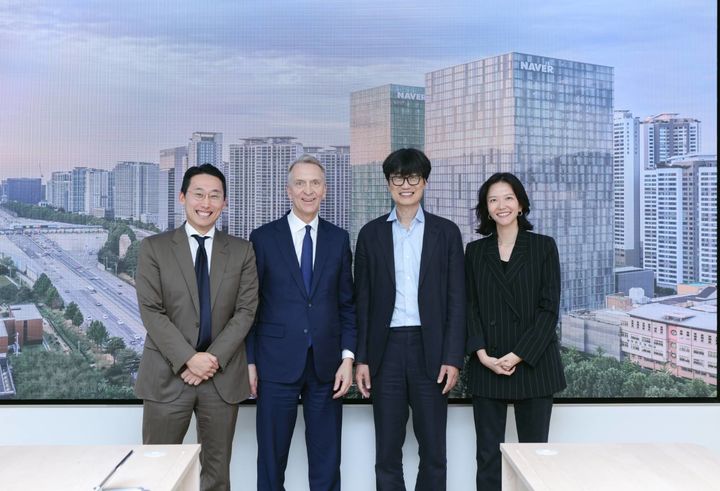 [서울=뉴시스] 4일 네이버에 따르면 이해진 네이버 이사회 의장은 전날 경기 성남시 네이버 제2사옥 '1784'에서 브루스 플랫 브룩필드 코퍼레이션 회장과 만나 1기가와트(GW)급 AI 팩토리 구축 방안을 논의했다. (왼쪽부터) 박준우 브룩필드코리아 대표, 플랫 회장, 이 의장, 최수연 네이버 대표. 2026.09.04. (사진=네이버 제공) *재판매 및 DB 금지