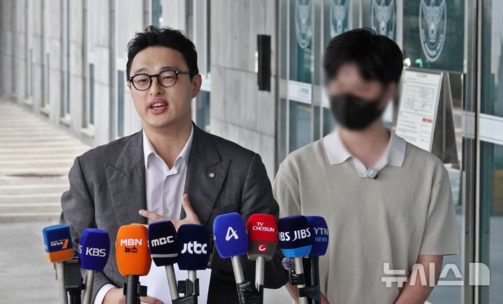 [제주=뉴시스] 오영재 기자 = 제주 실종 허위종결로 석 달 만에 시신으로 발견된 30대 여성의 오빠(오른쪽)와 변호인이 4일 오후 제주경찰청 앞에서 부 경장 파면 촉구 등 규탄 기자회견을 하고 있다. 2026.09.04. oyj4343@newsis.com 