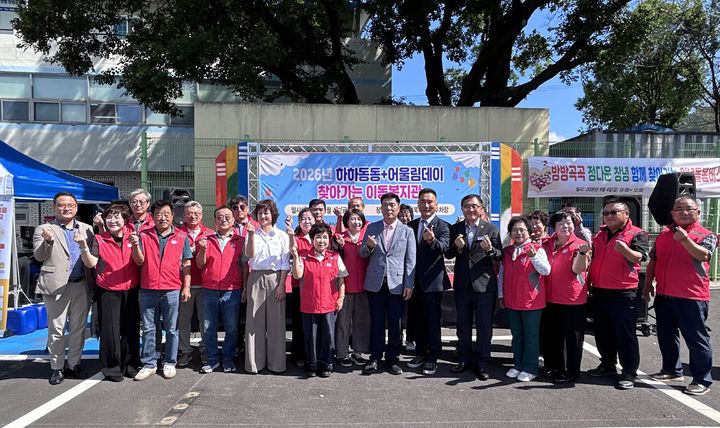[창녕=뉴시스] 안지율 기자 = 경남통합돌봄버스와 함께 운영한 찾아가는 이동복지 참가자들이 기념촬영을 하고 있다. (사진= 창녕군 제공) 2026.09.04. photo@newsis.com *재판매 및 DB 금지
