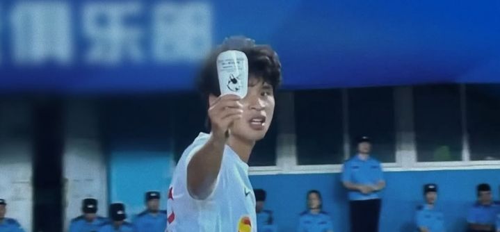[서울=뉴시스]프로축구 경기에서 극적인 동점 골을 터뜨린 중국 선수가 '동물 학대를 멈춰라'는 메시지를 담은 정강이 보호대를 들어 올리는 세리머니를 선보여 화제를 모았다. (사진=인스타그램 'petaasia_tc' 캡처) 2026.09.04