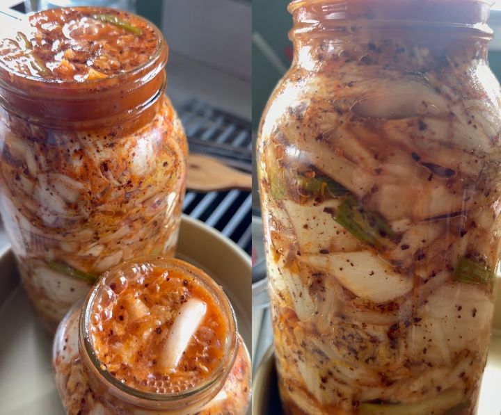 [서울=뉴시스] 한 외국인이 김치를 유리병에 담아 발효하는 영상을 공개해 화제가 됐다. (사진=X 캡처)
