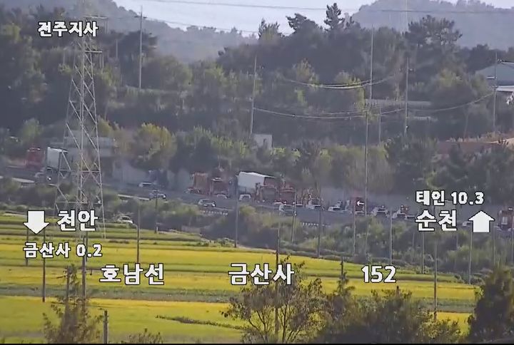 [김제=뉴시스] 4일 오후 1시39분께 전북 김제시 봉남면을 지나는 호남고속도로 하행선 150㎞ 지점에서 트레일러 차량이 전방의 6.5t 화물차를 들이받아 경찰과 소방당국이 사고 수습에 나서고 있다. (사진=도시교통정보센터 폐쇄회로(CC)TV 화면 갈무리) 2026.09.04. photo@newsis.com *재판매 및 DB 금지