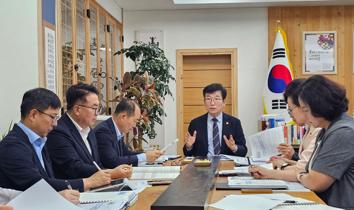 윤건영 충북도교육감이 4일 집무실에서 기획회의를 주재하고 있다. *재판매 및 DB 금지
