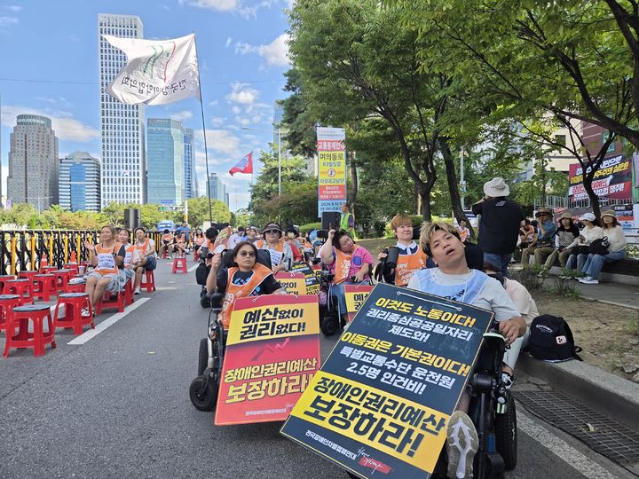 [서울=뉴시스] 염준호 수습기자 = 전국장애인차별철폐연대(전장연)가 4일 오후 서울 영등포구 여의도 이룸센터 앞에서 '2027년 장애인권리예산 철폐, 장애인권리예산 쟁취! 결의대회'를 열고 정부의 내년도 예산안을 규탄했다. 2026.09.04. photo@newsis.com *재판매 및 DB 금지