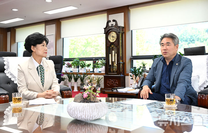 [진주=뉴시스]경상남도의회 박준(오른쪽) 의장이 4일 진주시의회를 방문해 박미경 의장과 정부의 공공기관 기능개혁 추진방안 발표와 관련 발전공기업 5사 통합본사의 경남진주혁신도시 유치 문제 등 현안 공동 대응 방안을 논의하고 있다.(사진=경남도의회 제공) 2026.09.04. photo@newsis.com