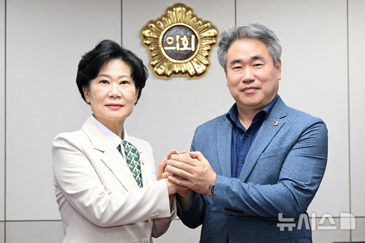 [진주=뉴시스]경상남도의회 박준(오른쪽) 의장이 4일 진주시의회를 방문해 박미경 의장과 정부의 공공기관 기능개혁 추진방안 발표와 관련 발전공기업 5사 통합본사의 경남진주혁신도시 유치 문제 등 현안 공동 대응 방안을 논의한 후 손을 맞잡고 포즈를 취하고 있다.(사진=경남도의회 제공) 2026.09.04. photo@newsis.com