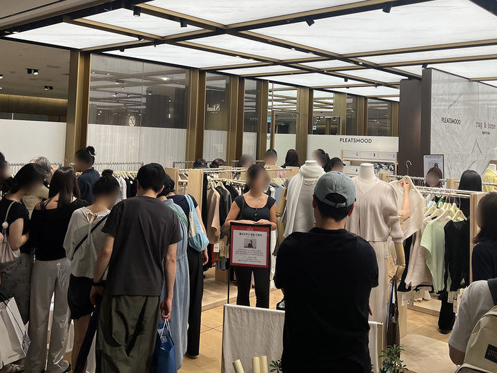 [서울=뉴시스] 신세계백화점 강남점 5층 플리츠무드 팝업스토어 (사진=신세계백화점 제공) 2026.09.05. photo@newsis.com *재판매 및 DB 금지