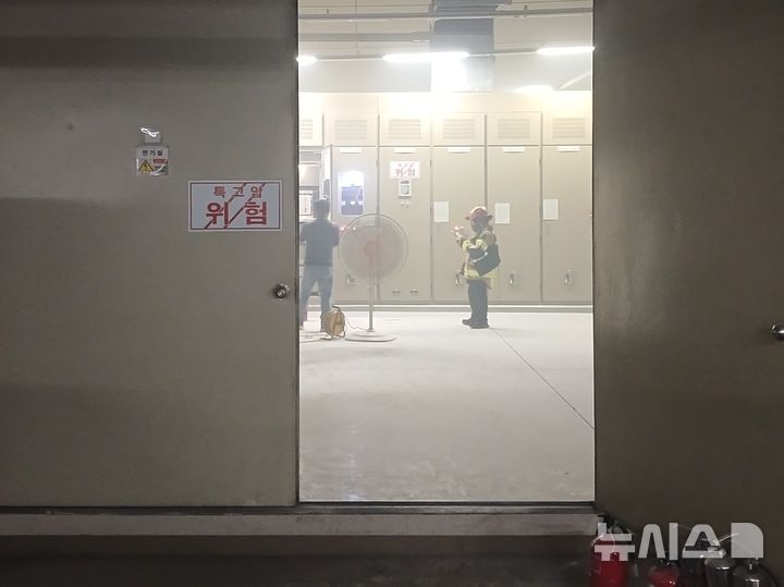 [포항=뉴시스] 안병철 기자 = 지난 3일 오전 0시20분께 경북 포항시 북구 양덕동 한 아파트 변전실에서 화재가 발생했다.(사진=포항북부소방서 제공) 2026.09.04. photo@newsis.com