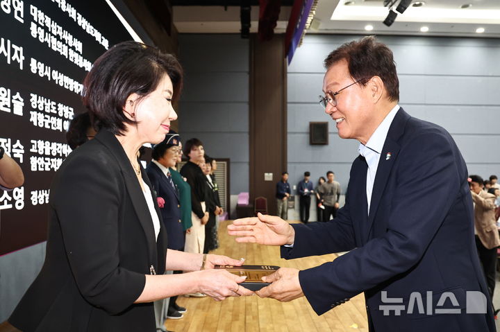[창원=뉴시스]박완수 경남도지사가 4일 창원컨벤션센터에서 열린 2026년 양성평등주간 기념식에 참석해 유공자들에게 도지사 표창을 수여하고 있다.(사진=경남도 제공) 2026.09.04. photo@newsis.com