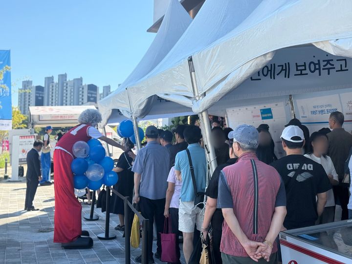 [뉴시스=여주] 서윤주 인턴기자 = 더샵 여주역더퍼스트 견본주택 외부에 줄을 서서 입장을 기다리는 사람들. 2026.09.04 *재판매 및 DB 금지