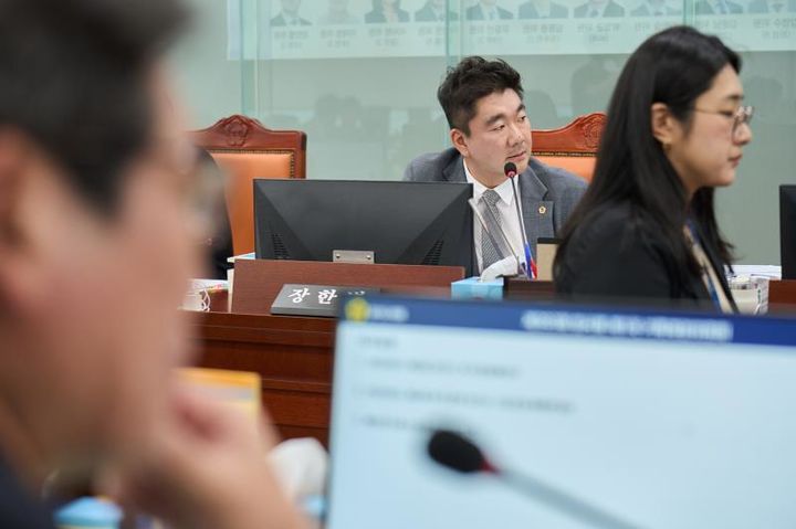 [수원=뉴시스] 장한별 경기도의회 의원이 4일 경기도의회 기획재정위원회 제393회 임시회 제1차 회의에서 발언하고 있다. (사진=경기도의회 제공) *재판매 및 DB 금지