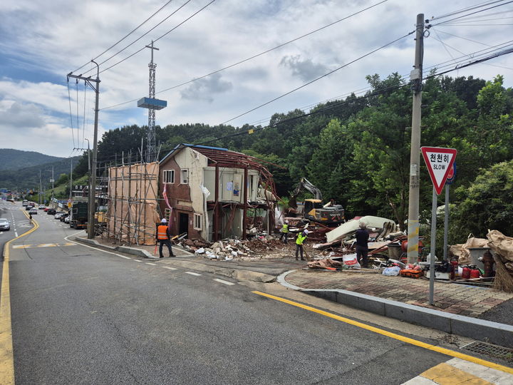 [예산=뉴시스] 충남 예산군청사 4차선 진입로 일부 누락된 구간인 예산3리 삼일교회가 철거되고 있는 모습. (사진=예산군청 제공) @026.09.04. photo@newsis.com *재판매 및 DB 금지