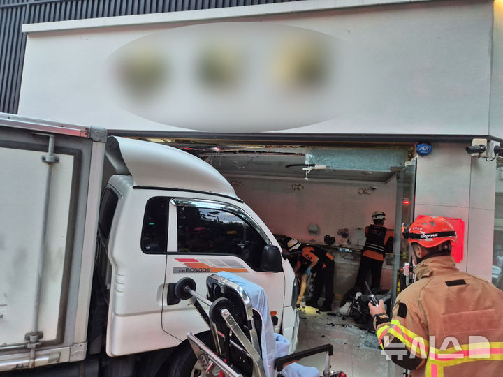 [전남광주=뉴시스] 4일 오후 전남광주 서구에서 주행 중이던 한 1t 화물트럭이 귀금속 가게로 돌진해 2명이 부상을 입었다. (사진=전남광주소방본부 제공) 2026.09.04. photo@newsis.com *재판매 및 DB 금지