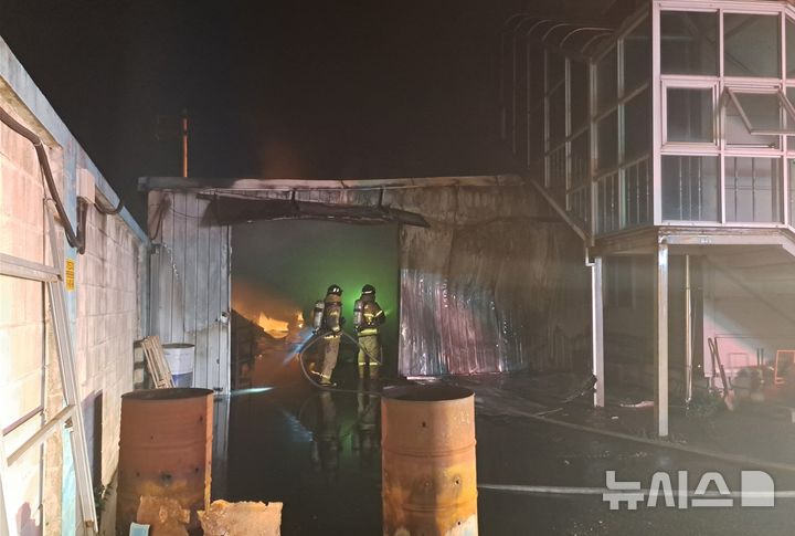 [고령=뉴시스] 안병철 기자 = 4일 오후 6시45분께 경북 고령군 개진면 생리 한 LED 제조 공장에서 화재가 발생했다.(사진=경북소방본부 제공) 2026.09.04. photo@newsis.com