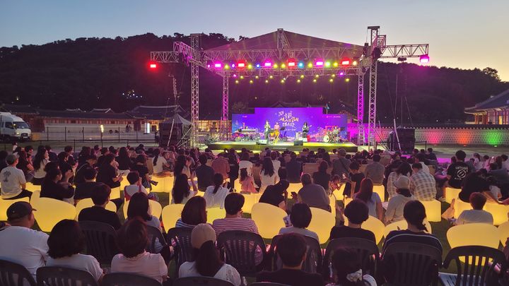 [수원=뉴시스] 박종대 기자 = 4일 오후 경기 수원시 화성행궁 우화관 바깥마당에서 열린 '2026 수원 재즈프린지 페스타'에서 관람객들이 야외무대에 앉아 재즈 공연을 즐기고 있다. 2026.09.04. pjd@newsis.com *재판매 및 DB 금지