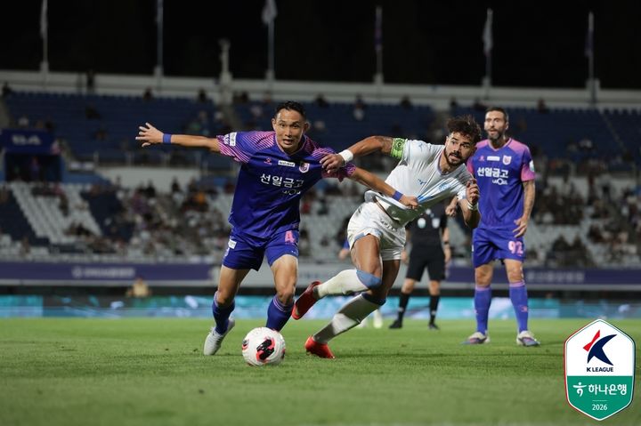 [서울=뉴시스] 프로축구 K리그2 파주 프런티어의 김현태, 대구FC의 세징야. (사진=한국프로축구연맹 제공)