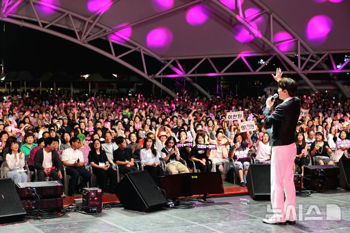 [괴산=뉴시스] 4일 충북 괴산군 유기농엑스포광장에서 열린 고추축제 개막 축하 콘서트에서 가수 이찬원이 무대를 선보이고 있다. (사진= 괴산군 제공) 2026.09.04. photo@newsis.com&nbsp; *재판매 및 DB 금지