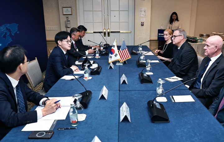[서울=뉴시스] 황준선 기자 = 김정관 산업통상부 장관이 3일(현지시간) 미국 워싱턴 D.C.에서 반도체 소재·장비, 디스플레이용 첨단소재, 해상풍력 등 분야 미국 4개 기업과 총 20억 달러 규모의 외국인직접투자(FDI) 신고식 후 참석 기업과 라운드테이블을 하고 있다. (사진=산업부 제공) 2026.09.04. photo@newsis.com *재판매 및 DB 금지