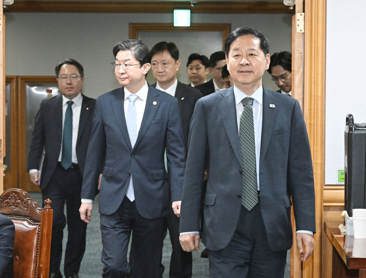 [서울=뉴시스] 배훈식 기자 = 구윤철 경제부총리 겸 재정경제부 장관이 4일 오전 서울 중구 은행연합회관에서 열린 시장상황점검회의에 참석하고 있다. (사진=재정경제부 제공) 2026.09.04. photo@newsis.com *재판매 및 DB 금지