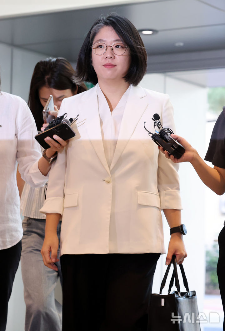 [서울=뉴시스] 박영태 기자 = 용혜인 성평등가족부 장관 후보자가 4일 오전 서울 서대문구 한국청소년활동진흥원에 마련된 인사청문 준비 사무실로 출근하고 있다. 2026.09.04. since1999@newsis.com