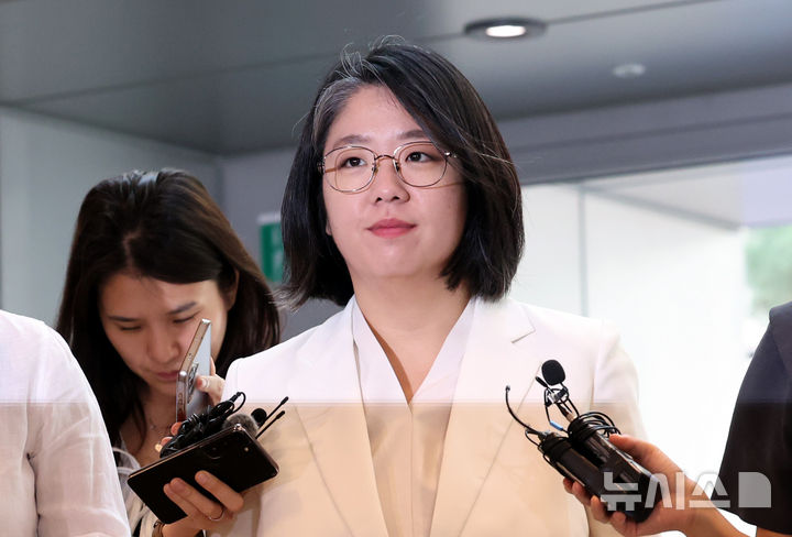 [서울=뉴시스] 박영태 기자 = 용혜인 성평등가족부 장관 후보자가 4일 오전 서울 서대문구 한국청소년활동진흥원에 마련된 인사청문 준비 사무실로 출근하고 있다. 2026.09.04. since1999@newsis.com