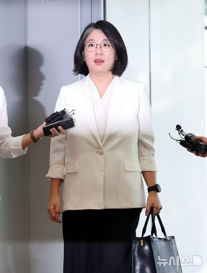 [서울=뉴시스] 박영태 기자 = 용혜인 성평등가족부 장관 후보자가 4일 오전 서울 서대문구 한국청소년활동진흥원에 마련된 인사청문 준비 사무실로 출근하고 있다. 2026.09.04. since1999@newsis.com