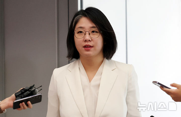[서울=뉴시스] 박영태 기자 = 용혜인 성평등가족부 장관 후보자가 지난 4일 오전 서울 서대문구 한국청소년활동진흥원에 마련된 인사청문 준비 사무실로 출근하고 있다. 2026.09.04. since1999@newsis.com