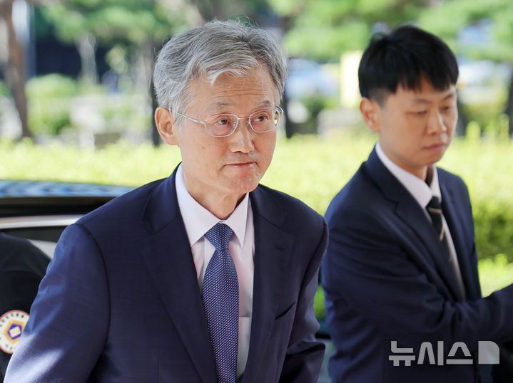 [서울=뉴시스] 홍효식 기자 = 조희대 대법원장이 4일 오전 서울 서초구 대법원으로 출근하고 있다. 2026.09.04. yesphoto@newsis.com
