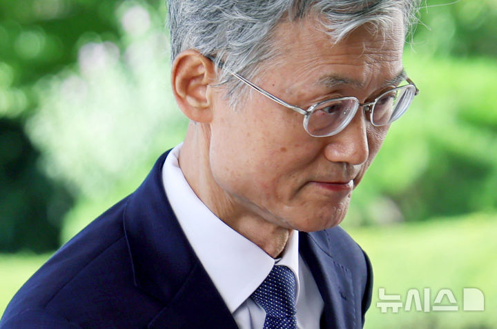 [서울=뉴시스] 홍효식 기자 = 조희대 대법원장이 4일 오전 서울 서초구 대법원으로 출근하고 있다. 2026.09.04. yesphoto@newsis.com