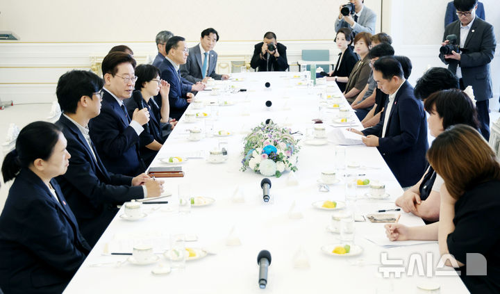 [서울=뉴시스] 김진아 기자= 이재명 대통령이 4일 청와대에서 열린 시민사회 초청 간담회에서 인사말을 하고 있다. (청와대통신사진기자단) 2026.09.04. bluesoda@newsis.com