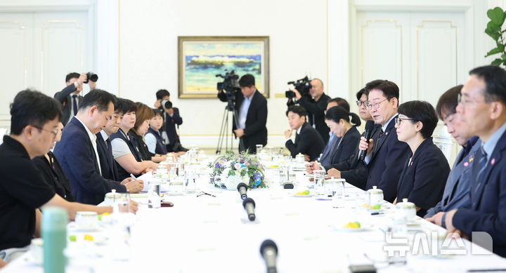 [서울=뉴시스] 김진아 기자= 이재명 대통령이 4일 청와대에서 열린 시민사회 초청 간담회에서 인사말을 하고 있다. (청와대통신사진기자단) 2026.09.04. bluesoda@newsis.com