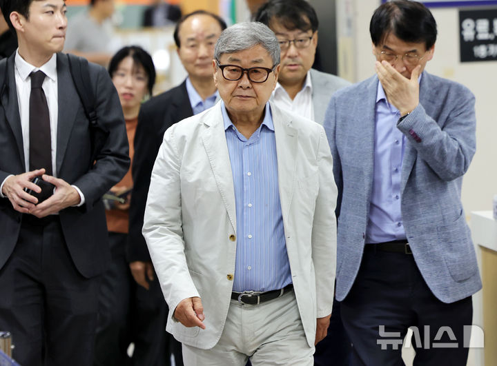 [서울=뉴시스] 홍효식 기자 = 김준기 DB그룹 창업회장이 4일 서울 서초구 서울중앙지방법원에서 열린 자료 허위 제출 관련 1차 공판에 출석하고 있다. 2026.09.04. yesphoto@newsis.com