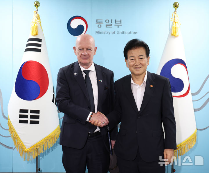 [서울=뉴시스] 조수정 기자 = 정동영 통일부 장관이 4일 오전 서울 종로구 정부서울청사 장관실에서 숀 호이 신임 주한아일랜드 대사를 접견하며 악수하고 있다. 2026.09.04. chocrystal@newsis.com