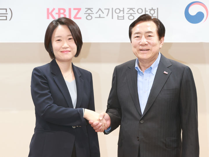 [서울=뉴시스] 배훈식 기자 = 이소영(왼쪽) 중소벤처기업부 장관 후보자가 지난달 4일 오전 서울 영등포구 중소기업중앙회를 찾아 김기문 중소기업중앙회 회장과 만나 기념촬영을 하고 있다. (사진=중소벤처기업부 제공) 2026.10.08. photo@newsis.com *재판매 및 DB 금지
