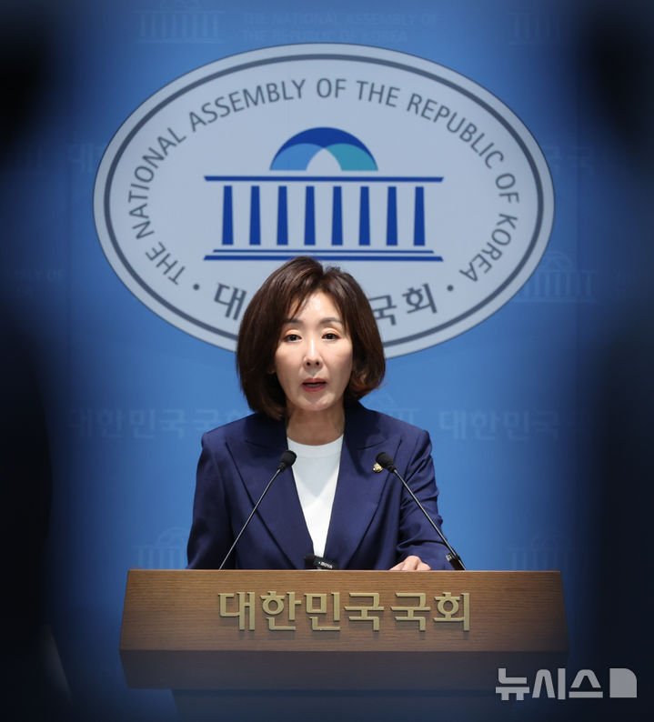[서울=뉴시스] 최진석 기자 = 나경원 국민의힘 의원이 4일 여의도 국회 소통관에서 김용범 전 청와대 정책실장·이찬진 금융감독원장·이억원 금융위원장에 대한 ETF 사기죄 고발 기자회견을 하고 있다. 2026.09.04. myjs@newsis.com
