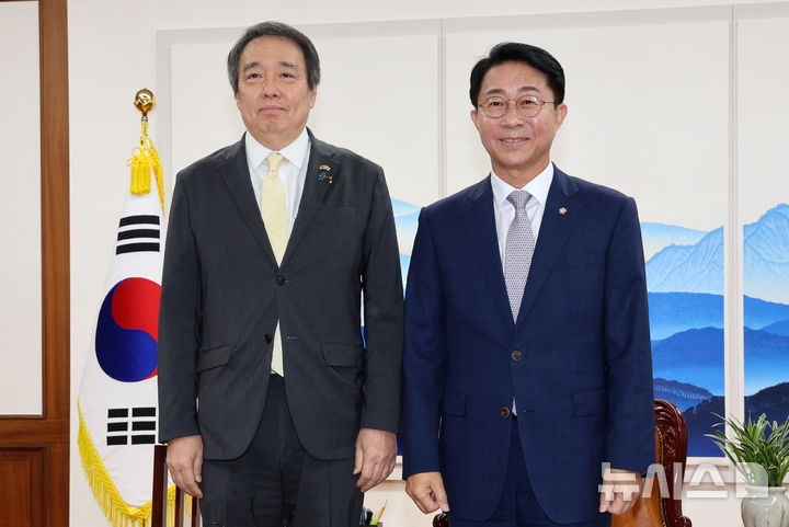 [서울=뉴시스] 고범준 기자 = 조정식 국회의장이 4일 서울 여의도 국회 의장실에서 미즈시마 고이치 주한일본대사를 접견하며 기념촬영을 하고 있다. 2026.09.04. bjko@newsis.com