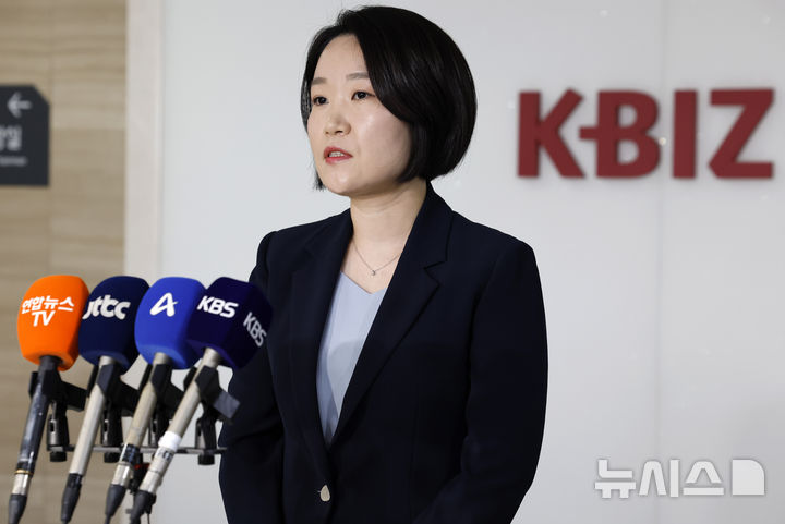 [서울=뉴시스] 김혜진 기자 = 이소영 중소벤처기업부 장관 후보자가 4일 서울 영등포구 중소기업중앙회에서 김기문 중기중앙회 회장과 차담회를 마치고 취재진의 질문에 답하고 있다. 2026.09.04. jini@newsis.com